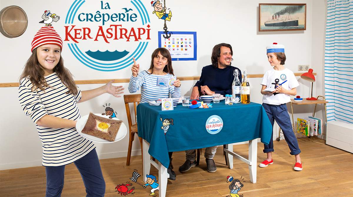 “Bienvenue à la crêperie Ker Astrapi”, Astrapi n°941, 1er février 2020. Texte : Bénédicte Huet. Illustrations : Léo Louis-Honoré. Photos : Benoît Teillet. Stylisme : Julie Boogaerts.